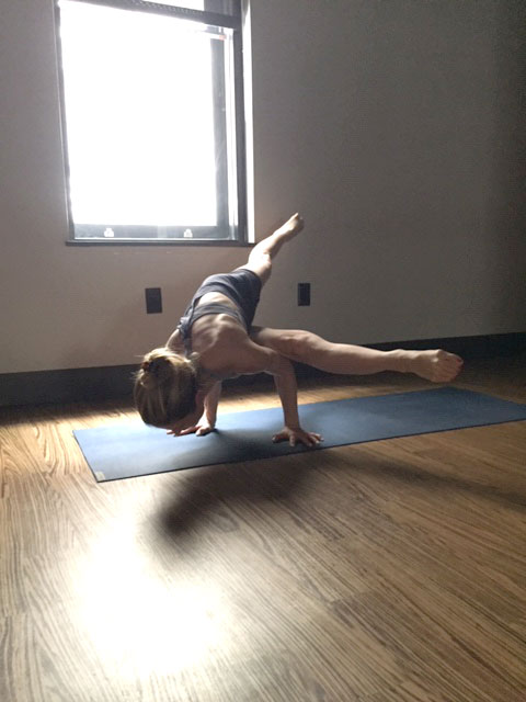 goldie oren balancing yoga move